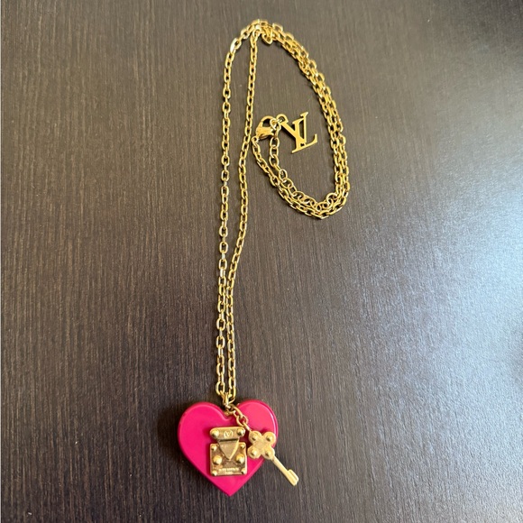 Louis Vuitton Pendentif Lock Me Pendant Necklace - Picture 2 of 11